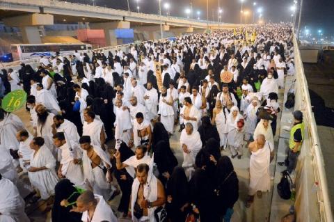 ضيوف الرحمن يرمون جمرة العقبة يوم النحر