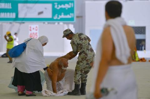 الحجاج يرمون الجمرات بأول أيام التشريق