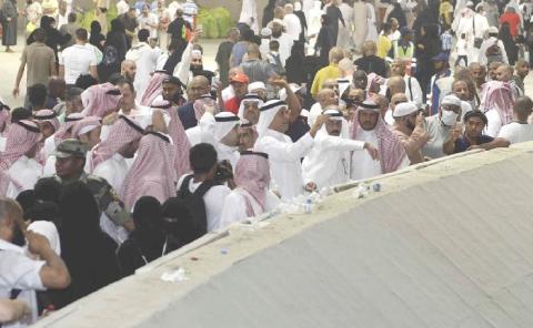 الحجاج يواصلون رمي الجمرات بثاني أيام التشريق