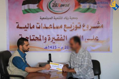 روّاد توزع مساعدات مالية على الأسر الفقيرة والمحتاجة