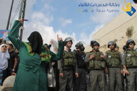 اعتقال سيدة وطفلها أمام باب العامود