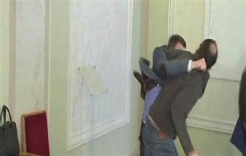 فيديو.. دماء تحت قبة البرلمان الأوكراني