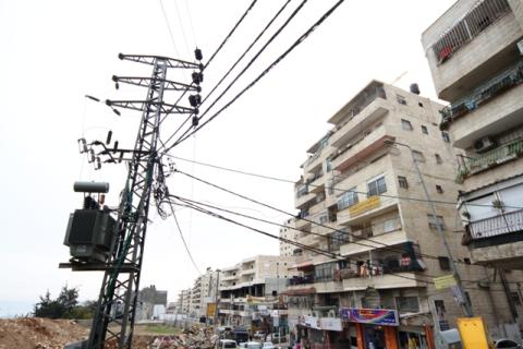 الاحتلال يخطر بإزالة شبكة كهرباء بطول 800 متر