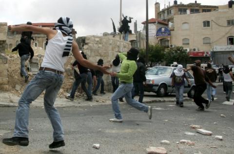 الكنيست يقر قانونًا يعاقب على إلقاء الحجارة بالسجن 20 عامًا