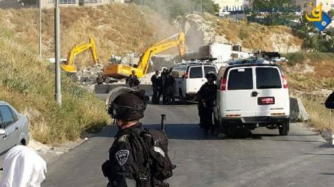 هدم عرائش ومصادرة محاصيل زراعية على طريق القدس الخليل