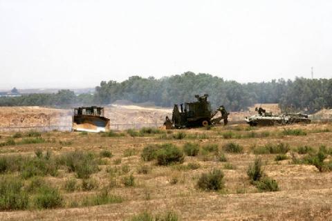 اعقتال شابين على حدود غزة