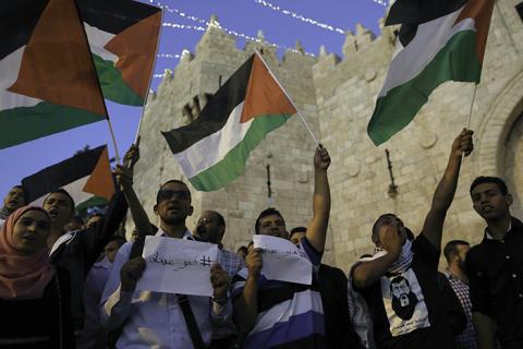 6 أسرى يدخلون أعوامًا جديدة في سجون الاحتلال