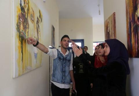 ريشةٌ شابة ، بألوان العلم الفلسطينيَ