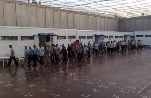 اذاعة: أسرى الجهاد في نفحة يعلقون الإضراب بعد الاتفاق مع ادارة السجن