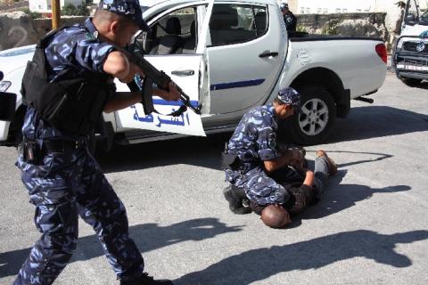 القبض على تاجر مخدرات كبير وضبط مواد وأموال بحوزته