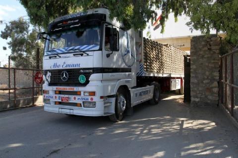 معبر رفح: مغادرة سبع حافلات ودخول 660 طن إسمنت
