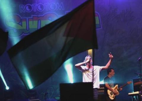 الموسيقي اليهودي ماتيسياهو يؤدي في مهرجان اسباني وسط صيحات موالين لفلسطين