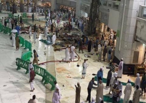 فيديو.. أم تفقد أطفالها بسقوط رافعة الحرم وتعاود للم أشلاؤهم