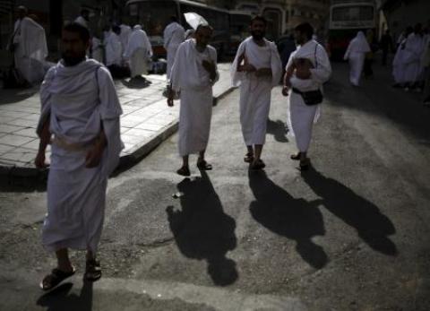 حجاج بيت الله يتوافدون إلى عرفات لأداء الركن الأعظم من الحج