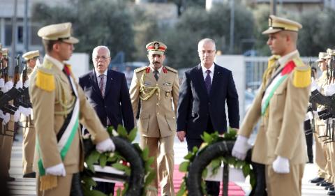 الحمد الله يؤدي صلاة الأضحى في مسجد التشريفات ويضع إكليلا من الزهور على قبر عرفات
