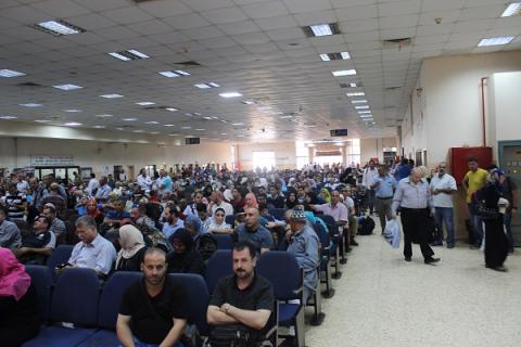 تشغيل الماسح الضوئي على جانبي معبر الكرامة