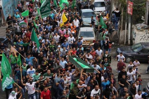 الاحتلال يسلم جثمان الشهيد الفتى احمد كميل