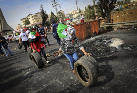 فلسطينيون يحاولون المضي في حياتهم الطبيعية