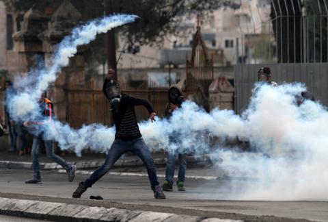 اعتقال شاب وإصابة العشرات بحالات الاختناق في طوباس