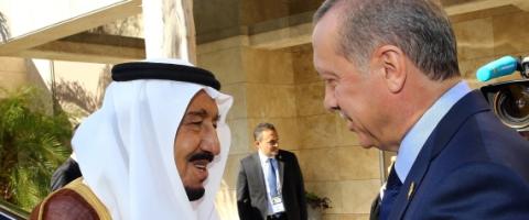 العاهل السعودي يشتري تذكارا لرمز "الخلافة العثمانية" في أنطاليا