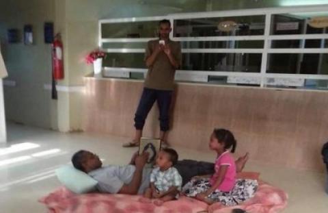 سوداني قطعوا عليه الكهرباء أخذ فرشته واطفاله للنوم داخل شركة الكهرباء