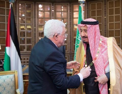 أبو مازن يهنئ خادم الحرمين بنجاح موسم الحج