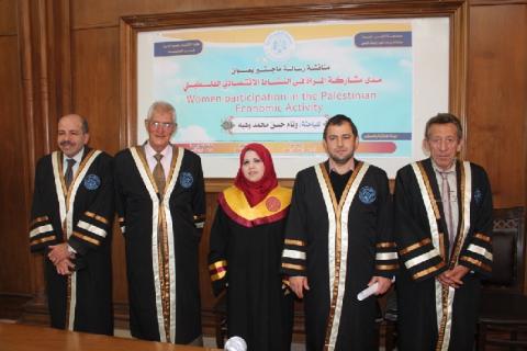 جامعة الأزهر بغزة تمنح درجة الماجستير للباحثة الاقتصادية وئام وهبه
