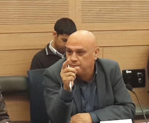 فريج: اعتقال الناشط ايمن حاج يحيى بسبب "ستاتوس" مؤشر خطير