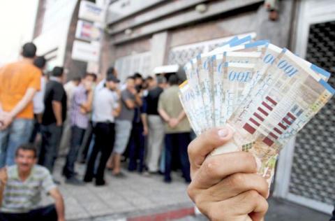 الشعبية تطالب البنوك بوقف سياساتها المجحفة بحق الموظفين