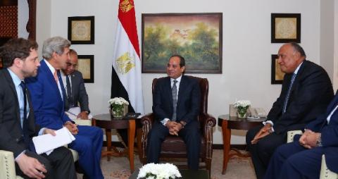 السيسي يبحث مع جون كيري التطورات في المنطقة وعملية السلام