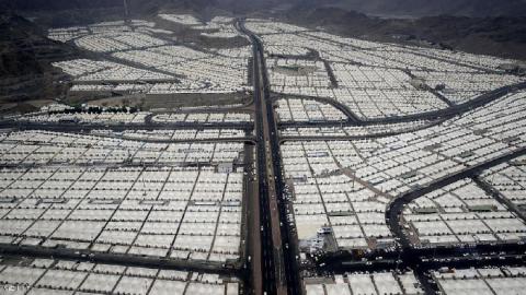 حجاج بيت الله الحرام يتوجهون إلى منى في يوم التروية