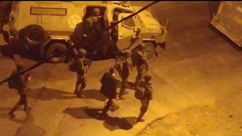 الاحتلال يعتقل فلسطينيًا بدعوى تخطيطه لعملية طعن