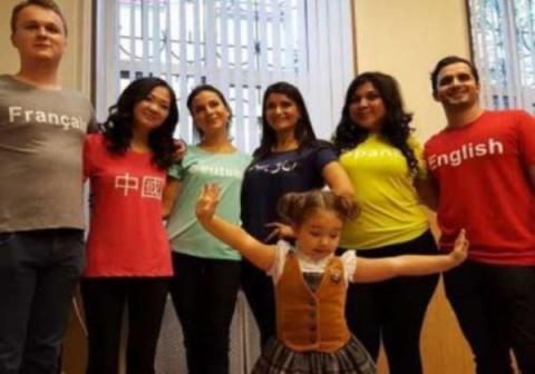 الطفلة الملمة بالعربية و6 لغات أجنبية تذهل السامعين