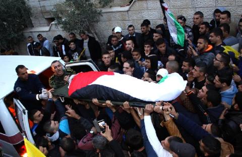 شاب بمخيم المغازي يجمع صور الشهداء منذ 18 عاماً