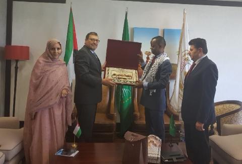 السفير هاشم الدجاني يلتقي بروجيه دانج رئيس برلمان عموم افريقيا