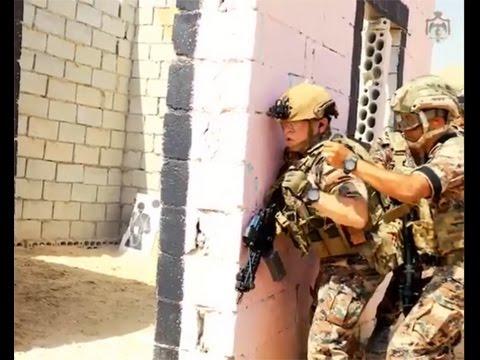 ملك الأردن يشارك في مناورة عسكرية بالذخيرة الحية