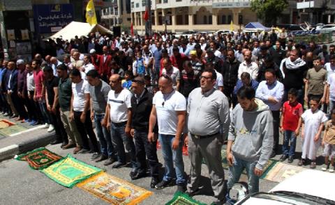 جماهير طولكرم تؤدي صلاة الجمعة في خيمة الاعتصام وسط المدينة