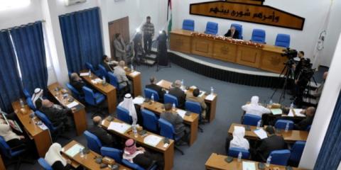 التشريعي بغزة يدعو البنوك لتأجيل استرداد أقساط الموظفين