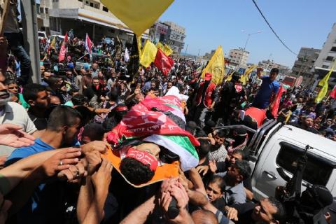 رام الله: الاحتلال يهاجم جنازة الشهيد مصعب التميمي