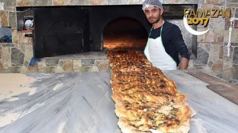 تركي يصنع &amp;quot;خبز رمضان&amp;quot; بطول 3.9 أمتار