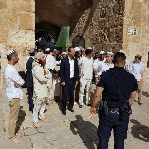 الاحتلال يستدعي موظف أوقاف للتحقيق والمستوطنون يقتحمون الأقصى