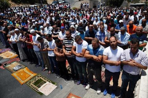 أهالي العيسوية يؤدون صلاة الجمعة في الشارع احتجاجا على حصارها