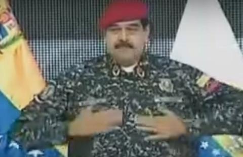 رئيس فنزويلا يُقلد صدام حسين وسط تصفيق الجمهور