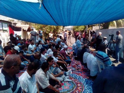 مواطنون يؤدون صلاة الجمعة في خيمة الاعتصام ببلدة أبو ديس