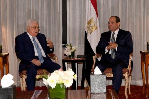 الرئيس عباس يعقد جلسة مباحثات مع نظيره المصري