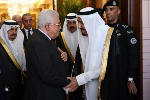 الرئيس عباس يلتقي العاهل السعودي لبحث آخر التطورات