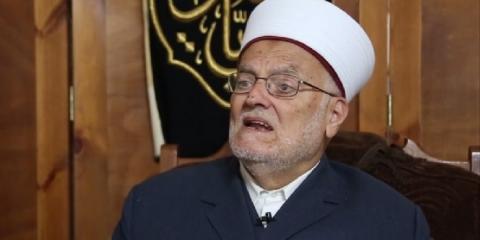 الاحتلال يقتحم منزل عكرمة صبري ويسلمه استدعاء للمخابرات