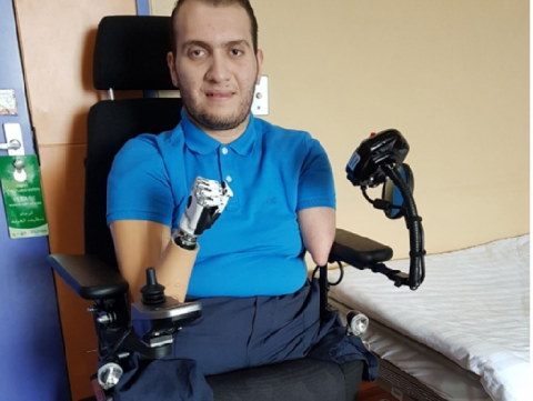 ولي عهد أبو ظبي يتكفل بعلاج شاب من غزة ولد بدون أطراف