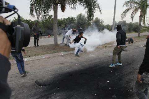 نابلس: الاحتلال يطلق قنابل الغاز صوب مواطنين في مادما