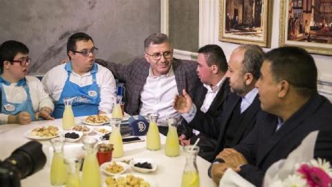 الشاب محمد الطويل يلتقي مرضى “متلازمة داون“ في إسطنبول